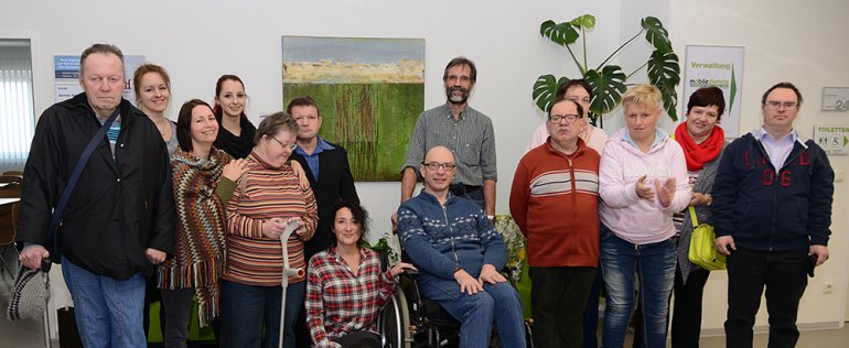 Die Gruppe der Nahtloskünstler der Lebenshilfe Mürztal bei ihrem Besuch der Ausstellung im Haus der Inklusion mit Werken von Waltraud Gösweiner.