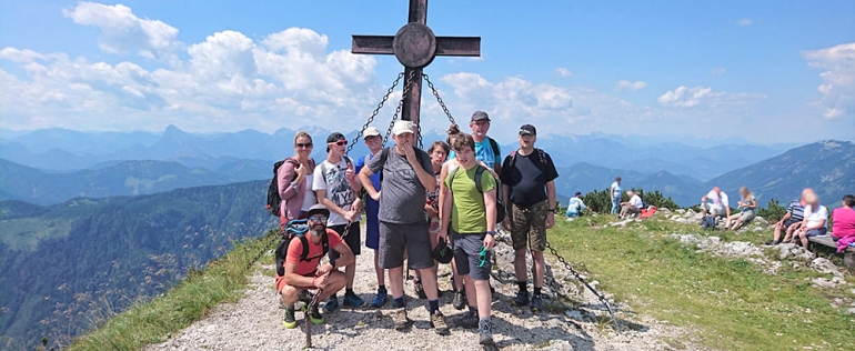 Das Gartenbau-Team der Lebenshilfe Ennstal – gemeinsam auf dem Gipfel des Hochkars.