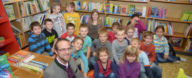 Die 2A-Klasse der Volksschule Rottenmann mit Bürgermeister Klaus Baumschlager