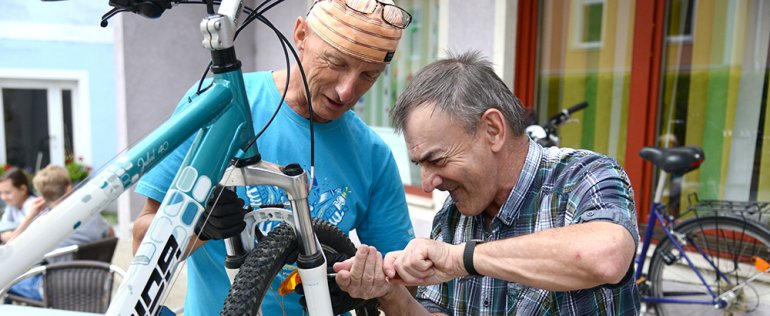 Servicemann Franz Schachner und Max von der Lebenshilfe-Werkstätte in Rottenmann brachten die Fahrräder gemeinsam auf Vordermann.
