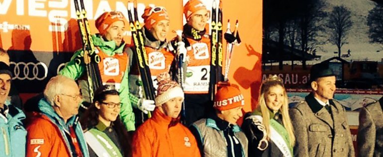 Engelbert Luder (Bildmitte), selbst nordischer Athlet bei den Special-Olympics-Winterspielen 2017, beim Gruppenfoto mit den Erstplatzierten des FIS-Kombinationsbewerbes in der Ramsau.