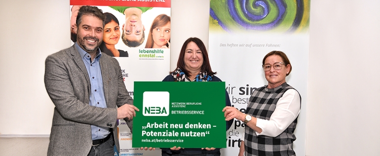 Karoline Binder (Bildmitte) mit Lebenshilfe-Ennstal-Geschäftsführerin Gertrude Rieger und NEBA-Leiter Klaus Emmerich Herzmaier.