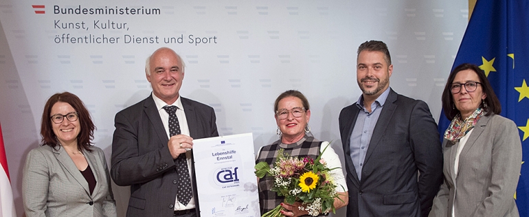 Mag. Christian Kemperle übergab das die CAF-Qualitätsurkunde an Lebenshilfe-Ennstal-Geschäftsführerin Gertrude Rieger (Bildmitte) und ihr Team.
