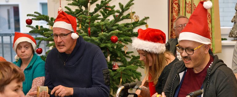 Die Kundinnen und Kunden der Grimmingwerkstätte Stainach sangen gemeinsam mit den zahlreichen BesucherInnen Weihnachtslieder.