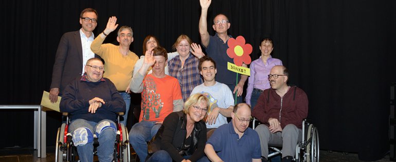 Die Theatergruppe der Lebenshilfe Ennstal in Stainach bei der Spendenübergabe durch Dr. Erich Poier (2. Reihe, links).