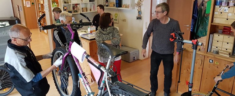 Fahrräder auf Vordermann gebracht – von den Profis von Sport &amp; Bike Scherz, gemeinsam mit den Kundinnen und Kunden des Lebenshilfe-Ennstal-Standortes in Rottenmann