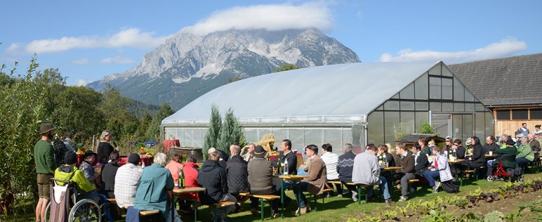 Herrliches Wetter, herrliche Aussicht und viele liebe Gäste bei der Erntedankfeier 2015 beim Folientunnel des Projektes Gartenbau auf dem Areal in Raumberg-Gumpenstein.