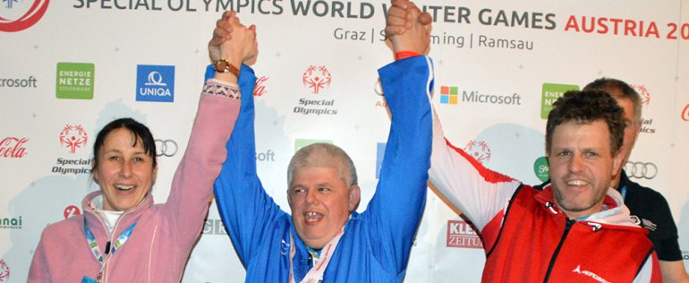 Goldmedaillengewinner Rudi Bauregger mit seinem Trainer Ernst Sühs und Standortleiterin Edith Pfeifer.
