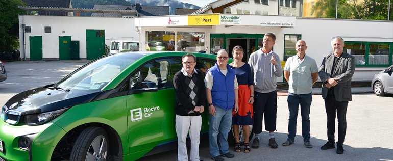 Rudolf Weidacher (2.v.r.) von der Energie Steiermark GmbH übergab am 1. August 2019 den Testwagen am Standort Stainach der Lebenshilfe Ennstal.