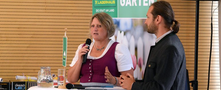 Birgit Eker, Leiterin des Gartenbauprojektes der Lebenshilfe Ennstal im Gespräch mit Mag. Stephan Fuchs (Landmarkt KG).