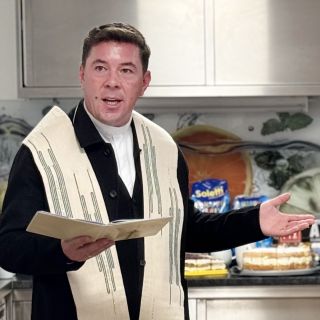 Stadtpfarrer Adrian Aileni bei der Haussegnung.