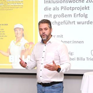 Klaus Emmerich Herzmaier bei seinem Bericht zum Netzwerk Berufliche Assistenz.